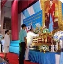 ﻿ สำนักงานบังคับคดีกลุ่มจังหวัดที่ 3 (Sandbox) ร่วมพิธีอัญเชิญเครื่องราชสักการะ และจุดเทียนถวายพระพรชัยมงคล เนื่องในโอกาสวันเฉลิมพระชนมพรรษาสมเด็จพระนางเจ้าสิริกิติ์ พระบรมราชินีนาถ พระบรมราชชนนีพันปีห